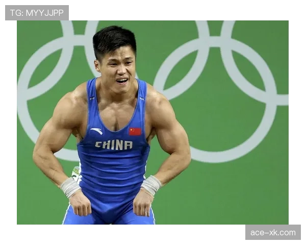 吕小军摆个桌面，我的存款都赶不上他一个杯子的价格